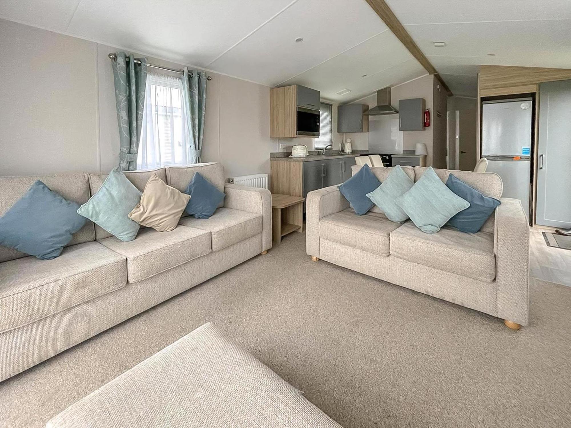 Beautiful 8 Berth Caravan With Decking At Naze Marine Park, Essex Ref 17184P Walton-on-the-Naze Exterior foto